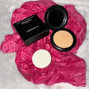 🌻 New Mac Studio Fix Powder Foundation NC25 🌻